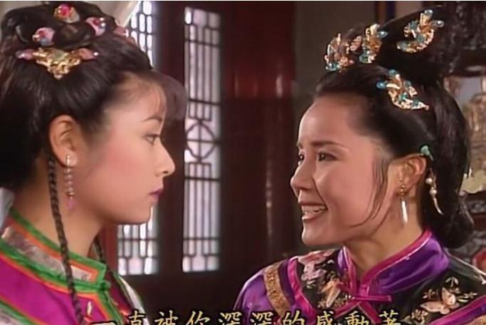 福晋深知要是从尔康嘴中剥夺紫薇那是不可能的,福晋只好一个人拿了几件衣服用温柔的话来赶走紫薇。那个时候的福伦和福晋还是不了解紫薇的身世,不想让自己的儿子将来毁在了饿一个普通的女子身上,父母这样的想也是很正常的,毕竟在古代大家都是很讲究门当户对的,紫薇是来自哪里,父母并不知道,肯定是不能让自己的孩子陷入这样的感情之中。