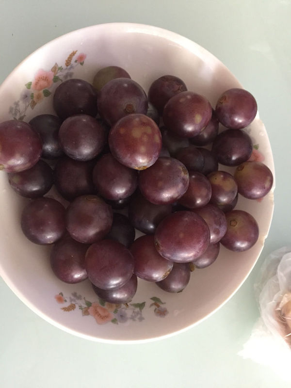 洗完的葡萄上有这样的斑点,请问这斑点是什么