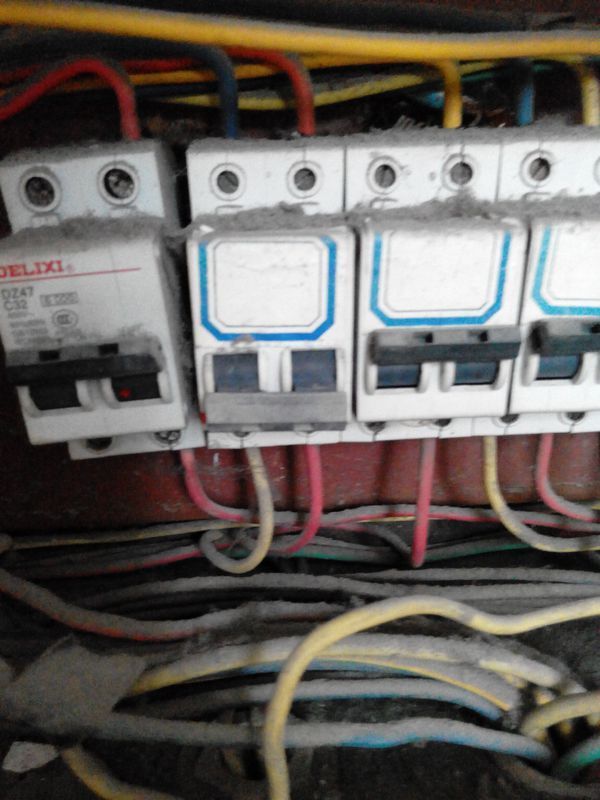 家里跳闸了 总电闸始终推不上去啊_360问答