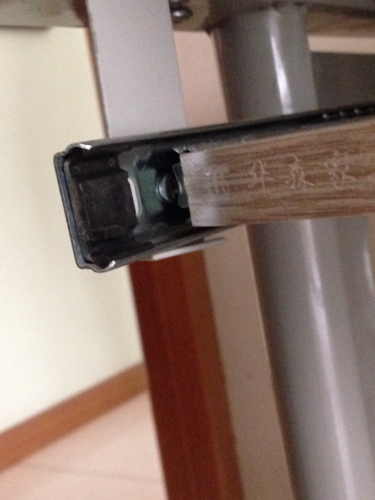 新买的电脑桌,键盘抽屉拉不出来。两边都有这