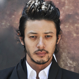 我今年18岁,怎么样才能有如图这样的胡须.我的