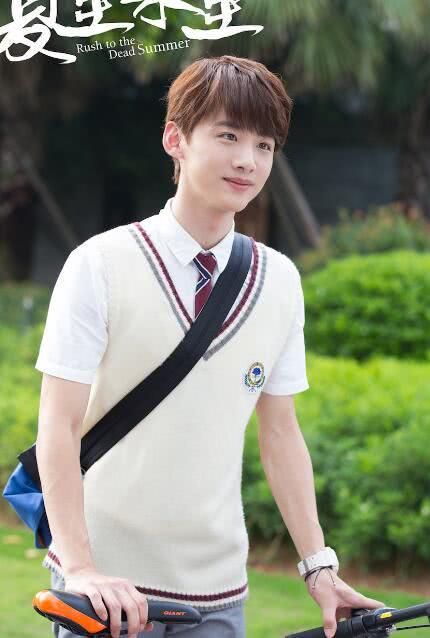 白敬亭晒自己照片说亭好看,孙怡赶来评论:你这