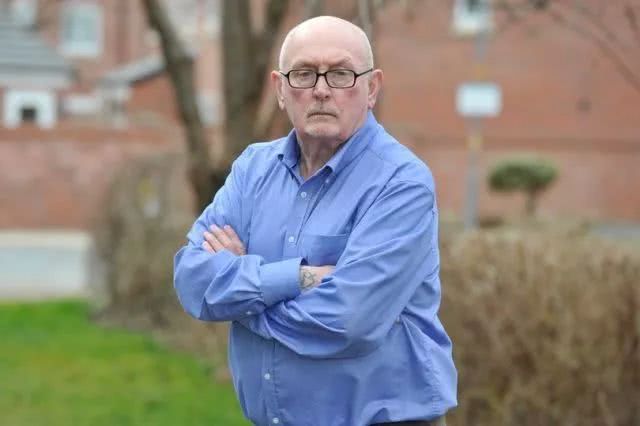 女儿只比自己小14岁,他的童年仿佛是一场噩梦