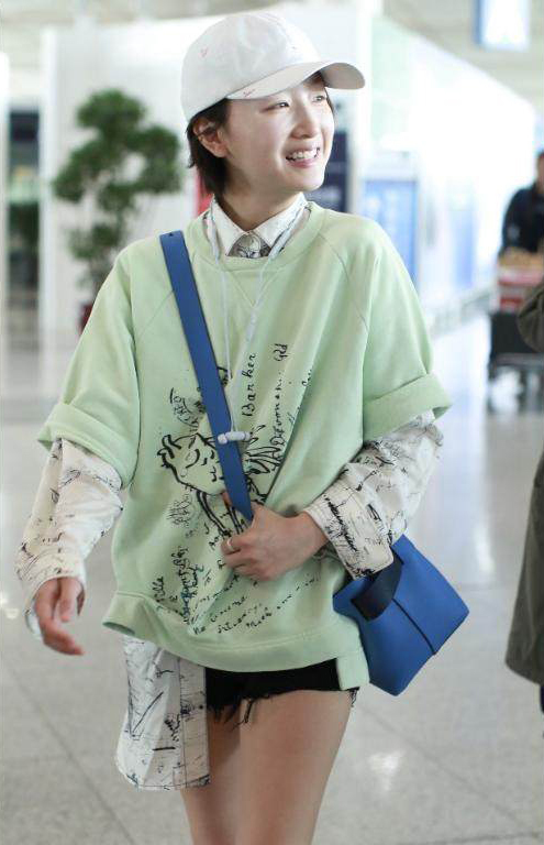 周冬雨加入秀腿大军,但热裤上的毛毛让人尴尬