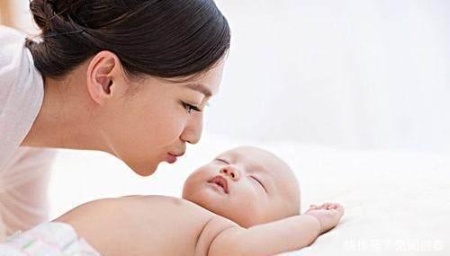 宝妈发现6个月宝宝总是打自己脑袋,医生检查出