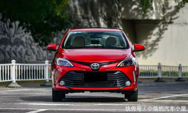 不过反观日本车企,它们就聪明多了(三厢飞度除外)会很用心的把旗下的两厢车型进行重新设计,好让车尾箱更加协调。而今天的主角就是一台,基于日本两厢雅力士打造的,专门针对中国大陆、台湾地区以及东南亚推出的一款小型三厢车,位于凯美瑞和卡罗拉之下,成为了丰田家族中最小三厢车。它就是丰田威驰。目前售价也不错,6.