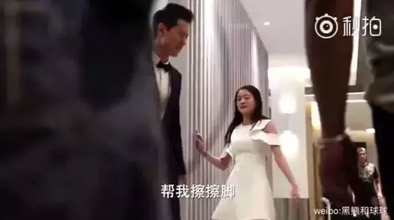 杨紫和秦俊杰真分手了！疑似被绿？男方和某小花摸脸，吃饭，玩暧昧？