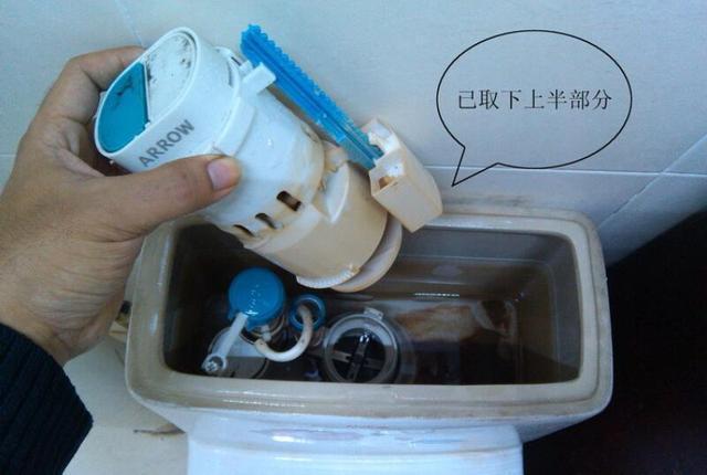 1,先把马桶接进水阀的细管断开,逆时针转动排水组件即可取消排水组件