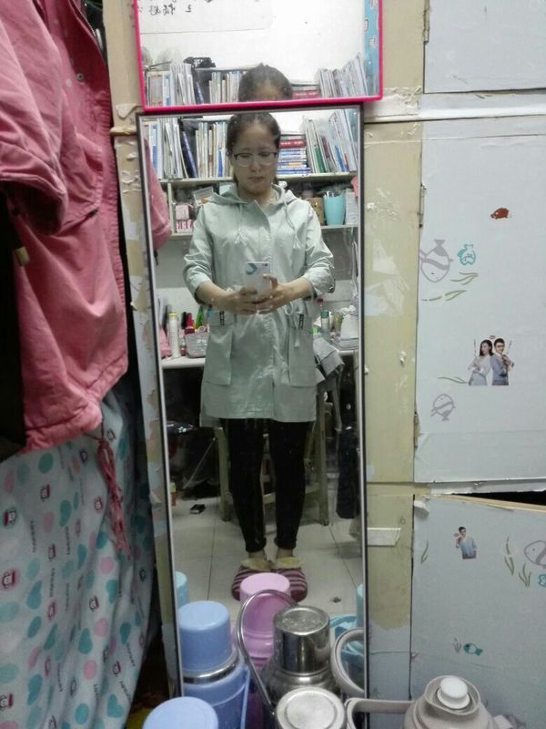 想问一下,这件衣服,夏天穿,里面搭配什么样的半