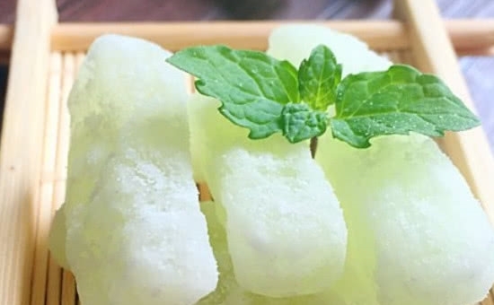男生最喜欢送的4款零食,女孩子嘴上说很喜欢,女生脚脚晾图片