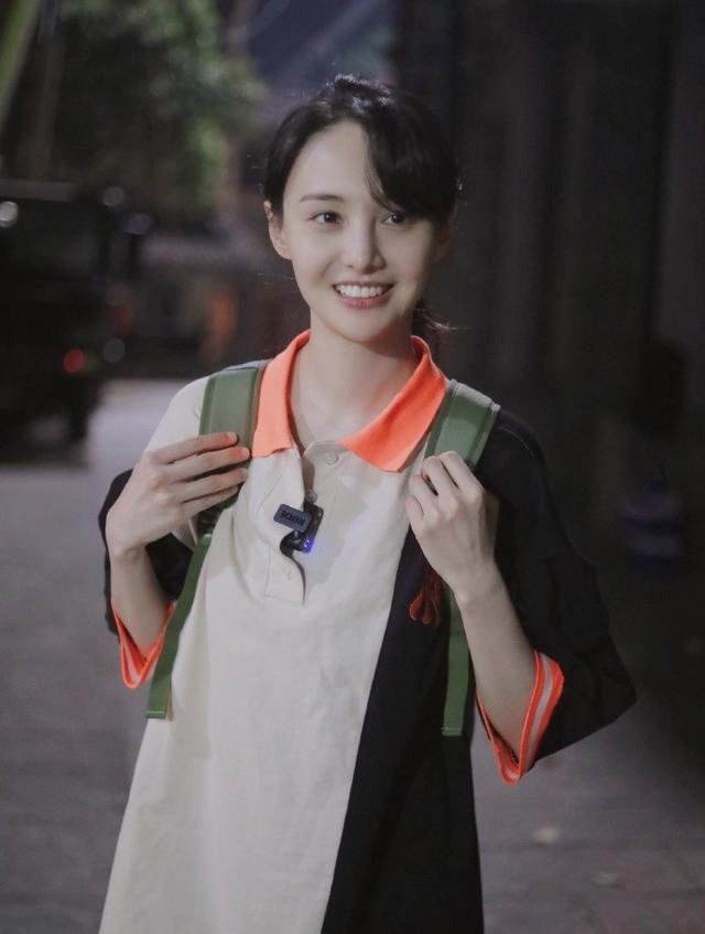 郑爽恋爱后越活越少女,穿连衣裙帆布鞋下班,背