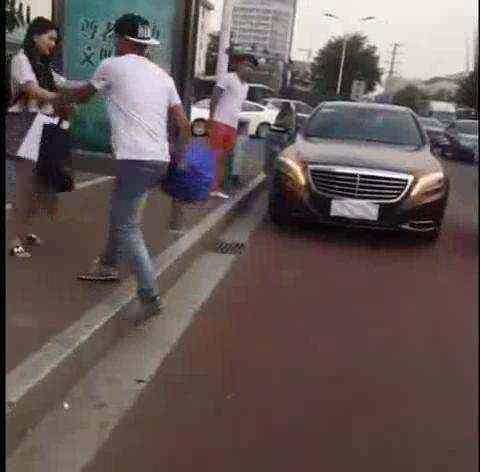 富二代开奔驰求婚!女子:“我男朋友骑电动车来接我了”!