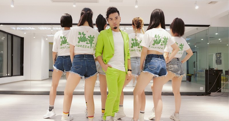 萧全创作演唱国民神曲《海草舞》官方舞蹈版MV首发