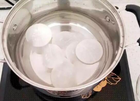 不管是寒咳热咳,把它们一起煮水,宝宝喝小口,咳