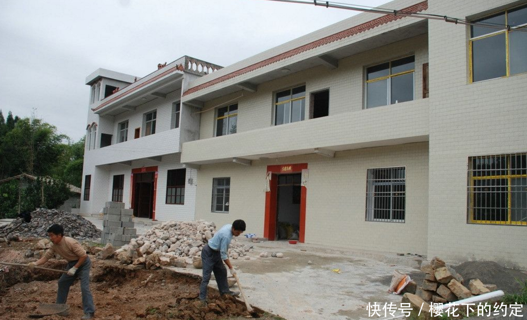 小伙赚钱回家盖新房,晚上睡觉耳边连连响怪声