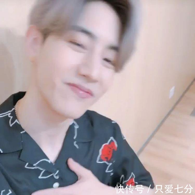 段宜恩开通微博之后立马关注了他,王嘉尔回关