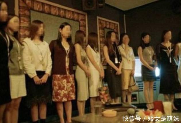 男子带一包钱去KTV唱歌, 找个11个美女作陪, 民警哭笑不得