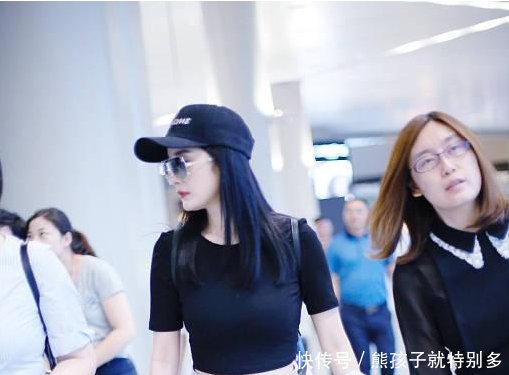 同样是超短裤搭配t恤,杨幂的这个动作输给赵丽