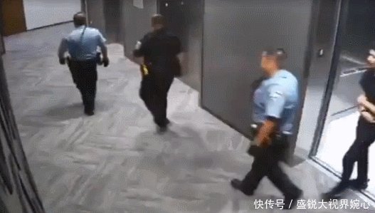 刘强东被警方带走视频曝光 脚上还穿着拖鞋