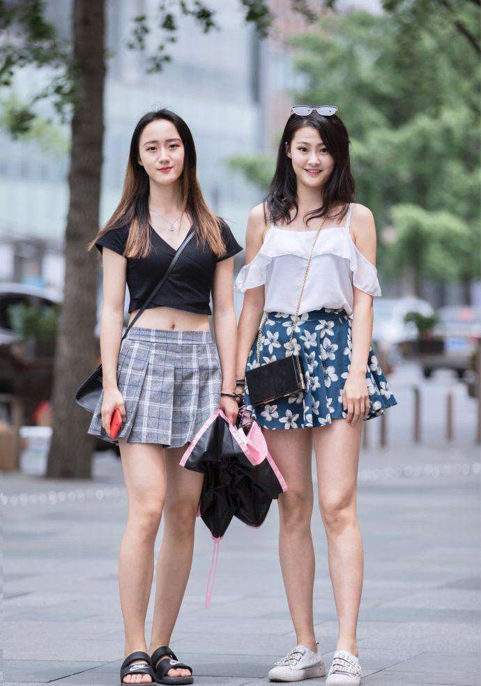 成都街拍: 成群结队的美女, 裙装当道