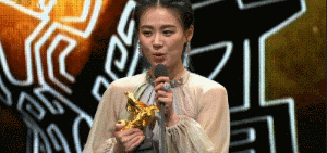 面对之后的庆祝活动,她开心的说:我们马上就要去喝酒,回答完这个问题