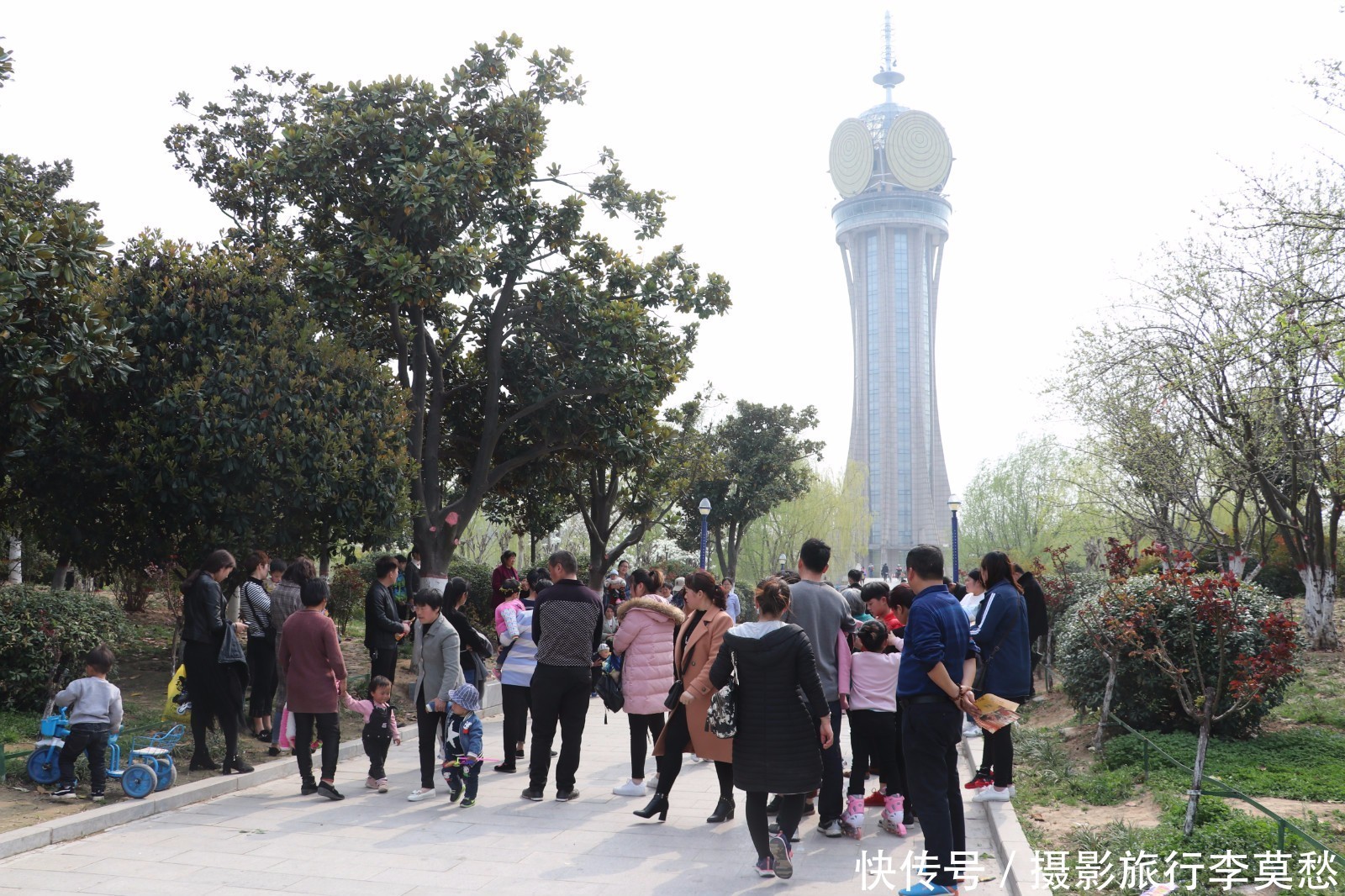 音乐让人醉?柘城一大叔广场唱歌, 一岁孩童却