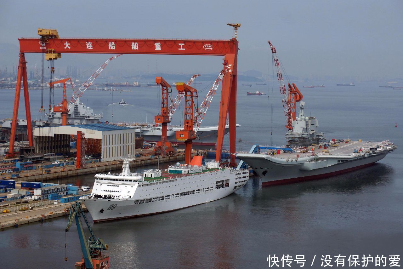 大连传来好消息:国产航母终于出坞,即将第二次