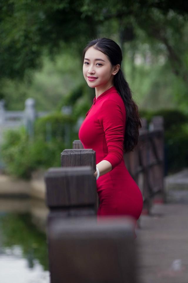 街拍:穿旗袍怎么样不像女服务员?小姐姐穿出的