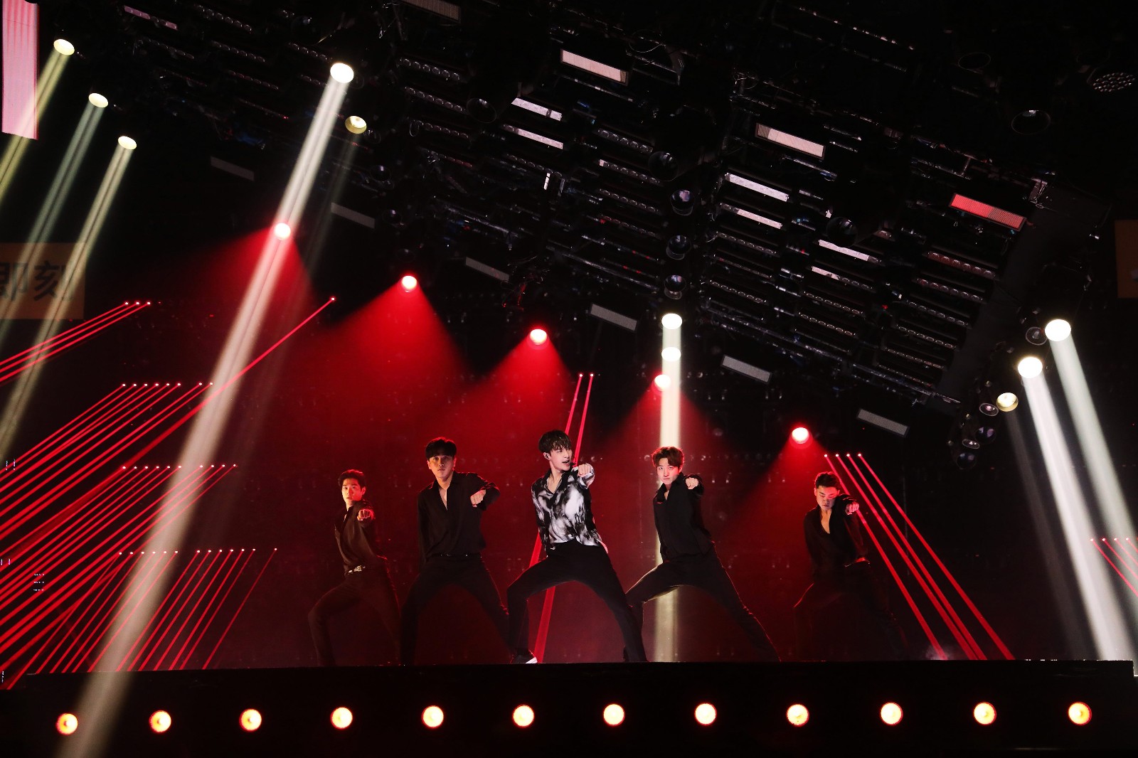 张艺兴携新歌登打歌舞台蝉联榜单冠亚 美国出道将M-POP推向世界
