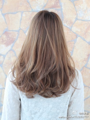 上面直+<em>下面微卷发型</em>叫什么