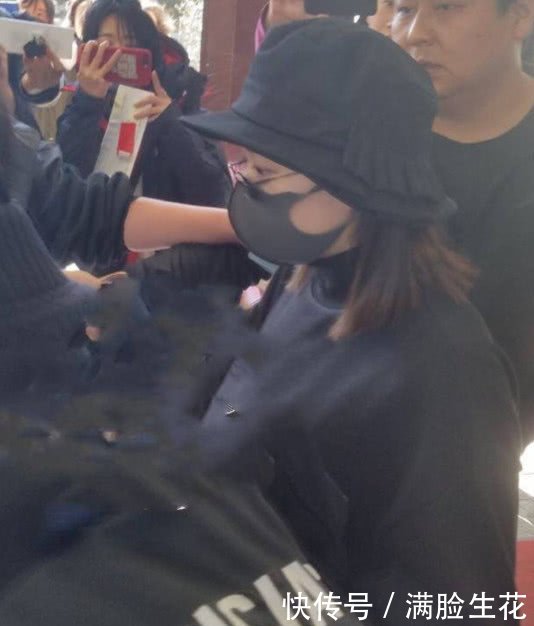 赵丽颖产后出院落座动作惹人心疼,手指上美甲