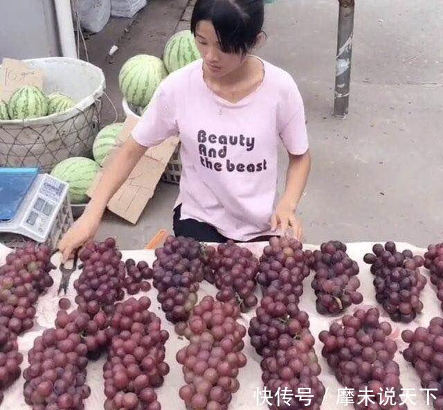 19岁女学生摆摊卖水果，每天都能见到她，为省钱自己带锅做午饭