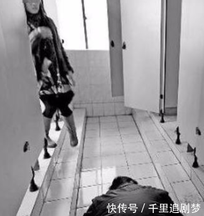 女子上厕所被偷拍，本想报警，男子做一事，女子却高兴的原谅他