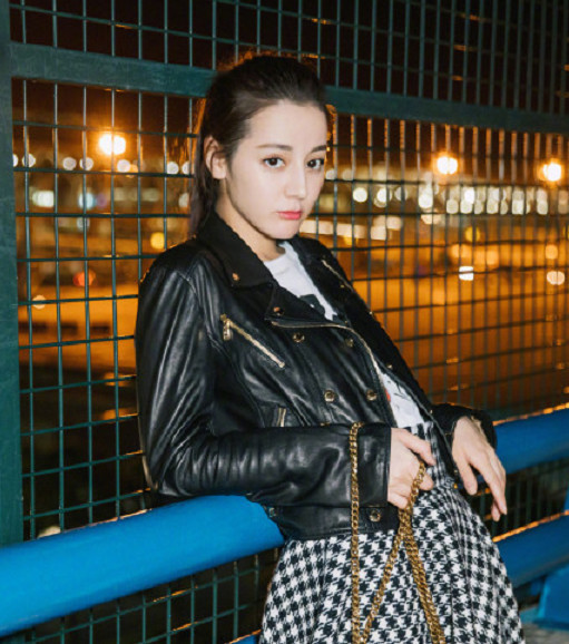 网曝关晓彤荣获金鹰女神？迪丽热巴杨紫竞争激烈却沦为陪跑