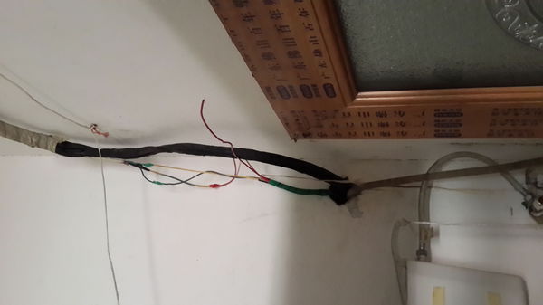 格力空调内出来4条线 只接外机3条 还有一条红