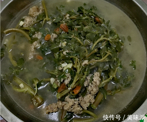 这种菜在农村多如杂草,用来吃的人却很少,在城市是餐桌上的美味