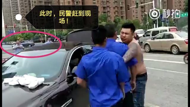 壮汉司机脱衣露纹身恐吓执法人员，民警到现场后他上演秒怂表情秀