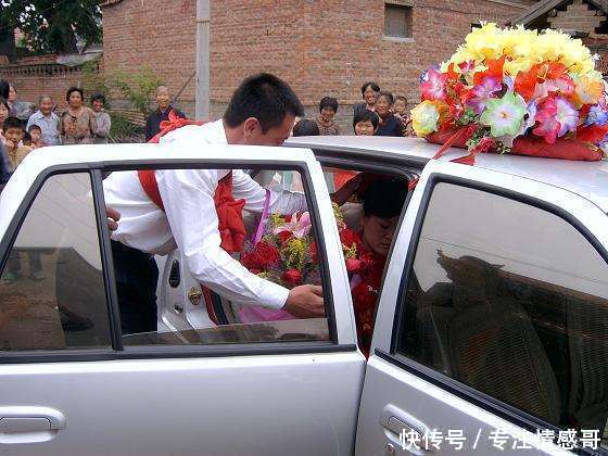 农村新娘刚下车,婆婆就给了她一巴掌,新娘含泪独自离开