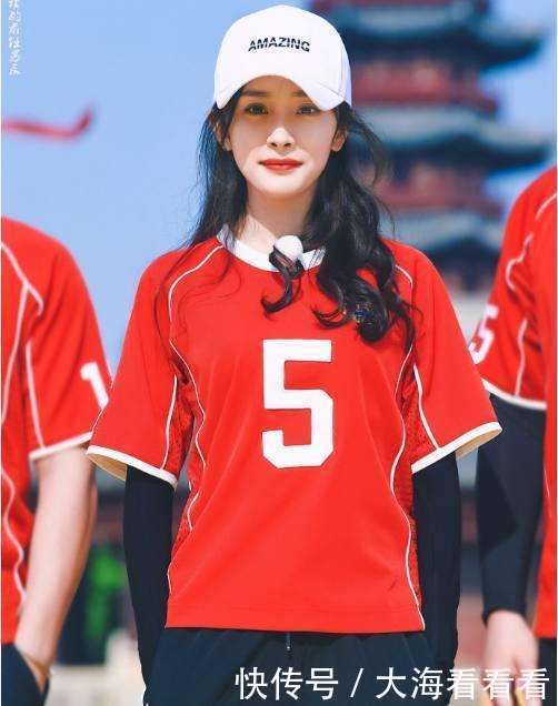 辣妈杨幂跑男化身足球少女强势上线, 网友: 瞬间
