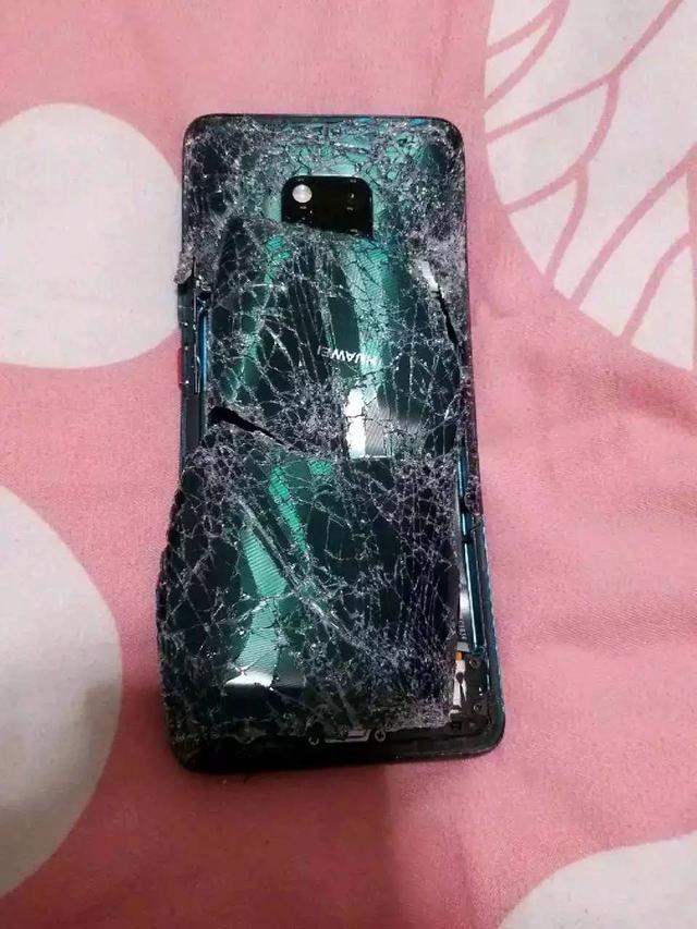 华为P30天空之境全球首碎!碎得还挺艺术?