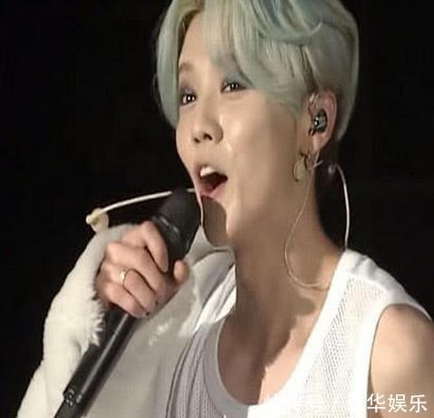 鹿晗演唱会脱衣秀纹身,手臂上名字成焦点,关