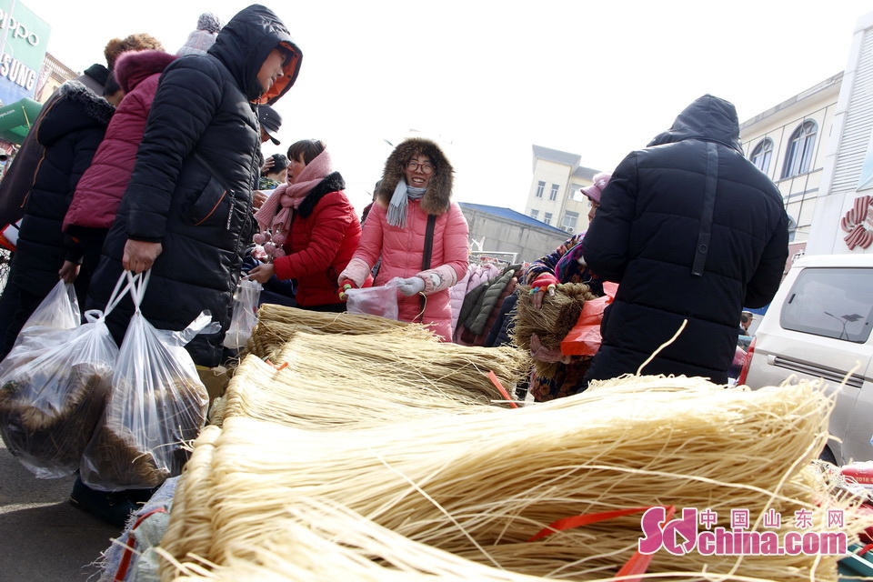 临沂小镇万人过年赶大集 外地人淘实惠当地人赶心情