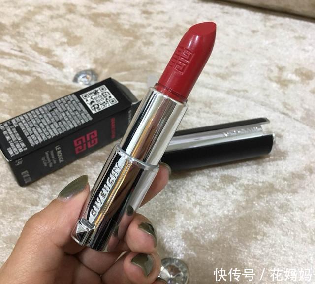 熊孩子拿口红乱涂乱画,熊家长:不就一支口红吗