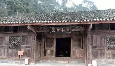 中国最土豪的贫困户,房子全用金丝楠木打造,