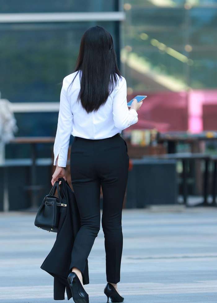 街拍:宽胯职业装女白领,紧身黑裤穿起来好显臀