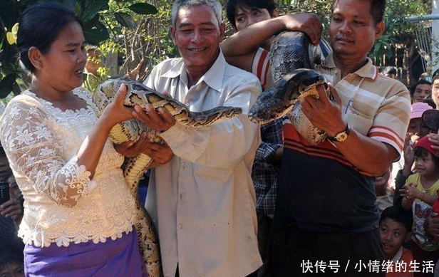 老汉给儿子娶媳妇，当众人看到这对新人后，吓得头也不回的跑了！