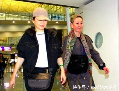 64岁林青霞与67岁施南生同框比美,玉镯太抢镜