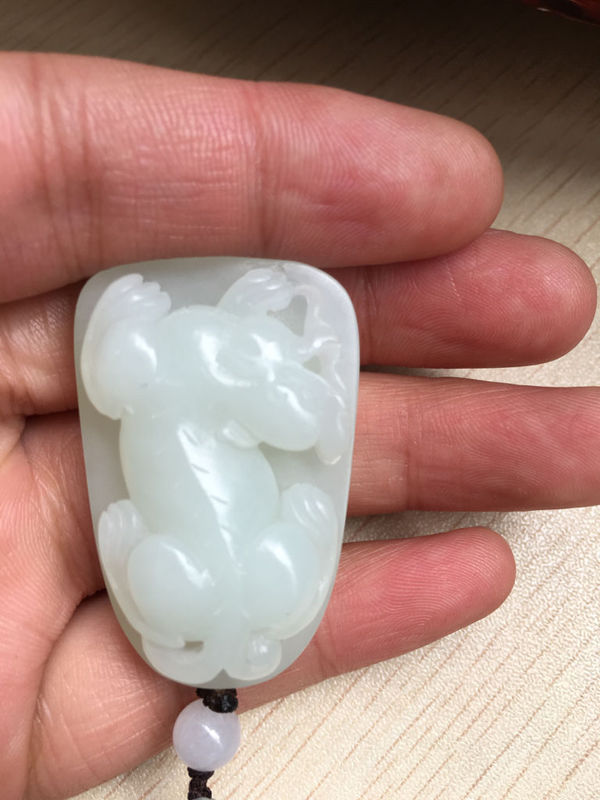 帮看下这玉什么品级什么价位,证书编号62122