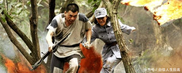 演了10年抗日战争片的他,收入不及妻子一半,如