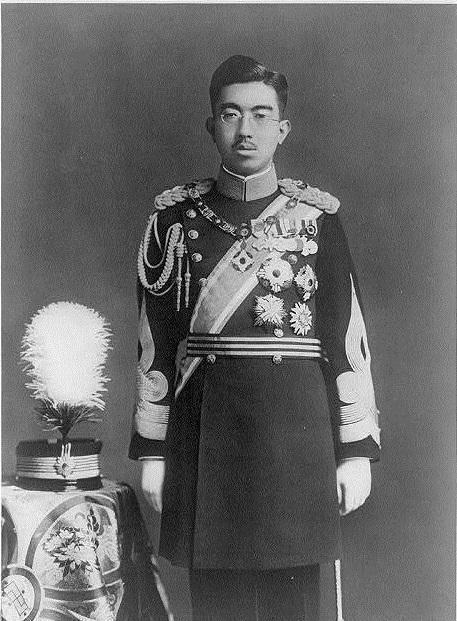 日本天皇雨中阅兵,临时一个决定令日本人大为感动